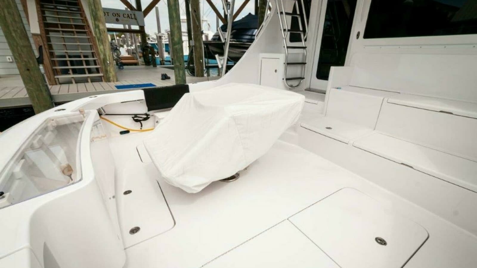 2016 Hatteras GT60 KNOT ON CALL Cockpit 3
