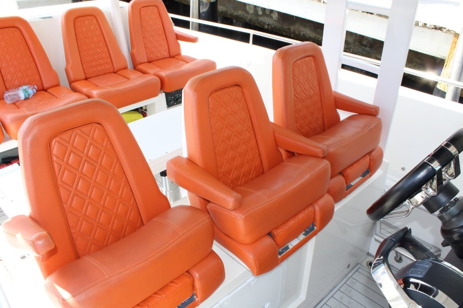 Axopar 37 - Helm Seating