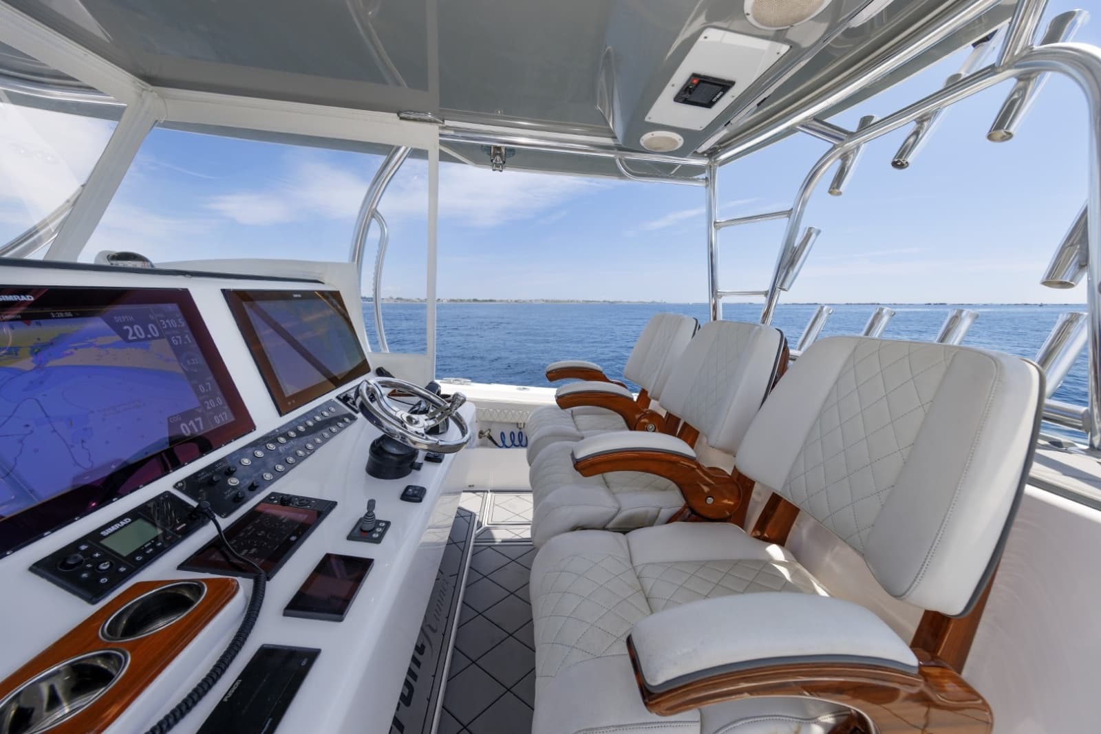 Front Runner 39 LONESOME COWBOY - Helm Seating & Station