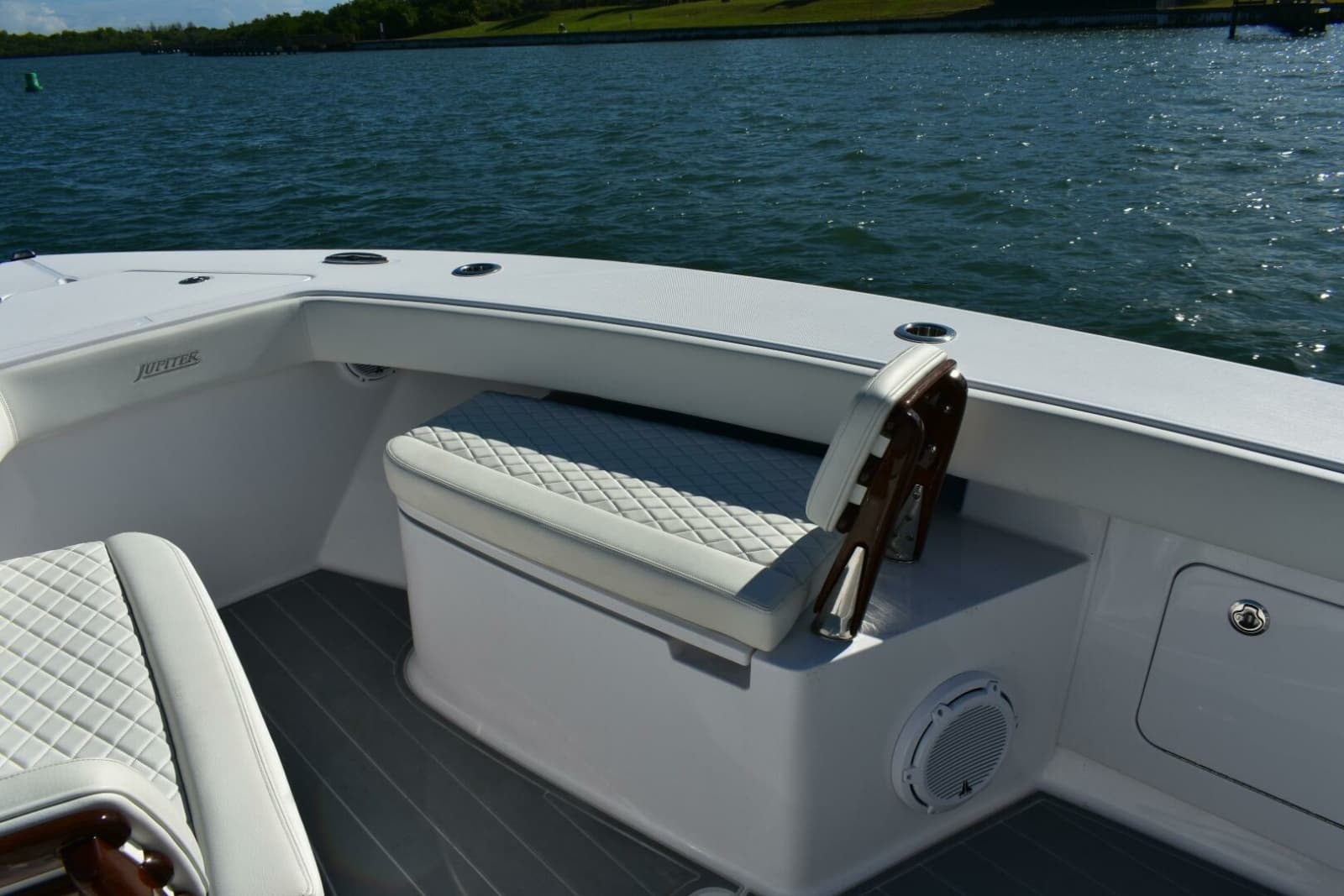 2025 32 - FULL CIRCLE - Bow Seating