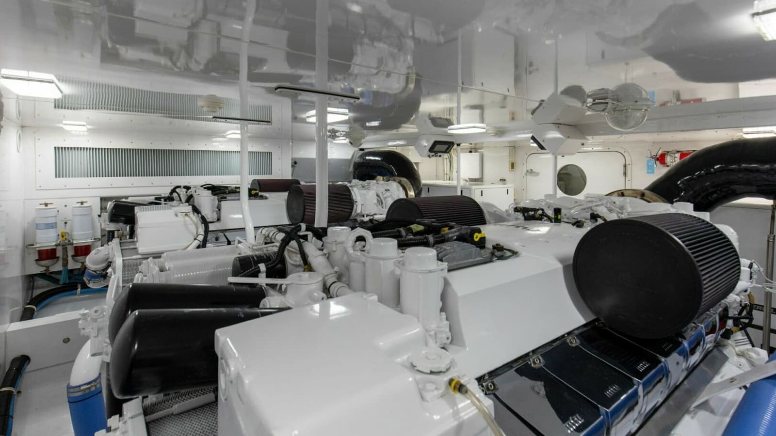 64_2827464_2005_76_whiticar_enclosed_bridge_badonkadonk_engine_room_10
