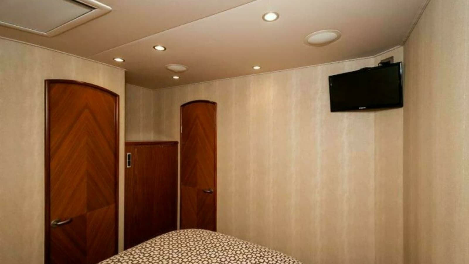 2012 76 Viking Sky Bridge Barefoot Drive VIP Stateroom (2)