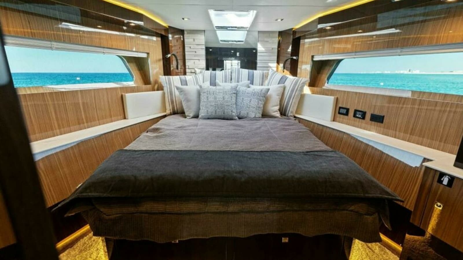 2023 Cruisers Yachts 60 Cantius Fly- VIP Stateroom