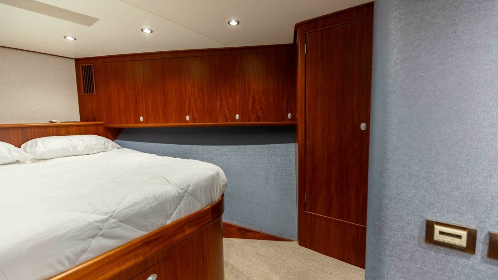 2006 Jim Smith 68 Convertible- Forward Stateroom