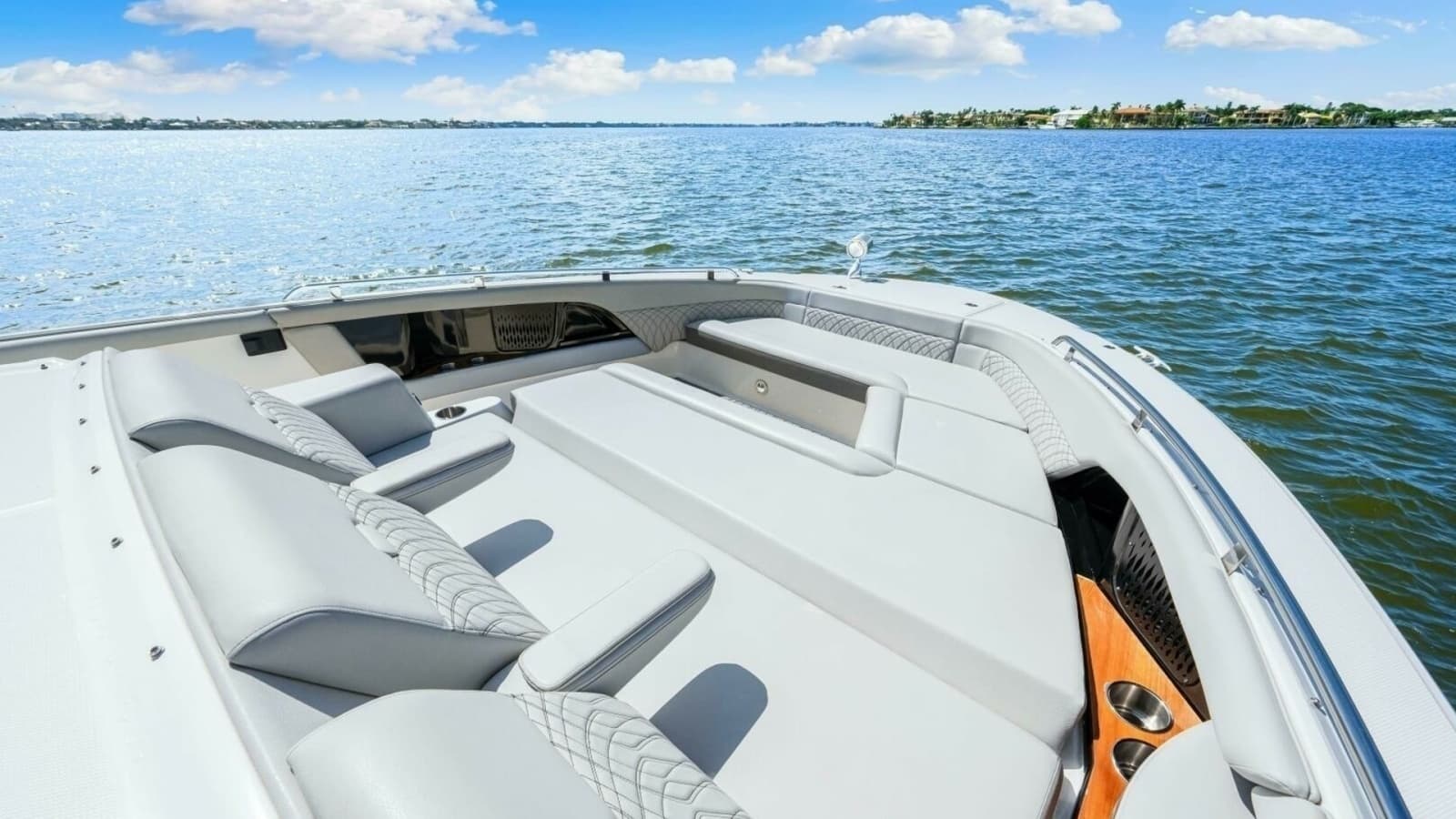 2022 Sea Ray 370 OB