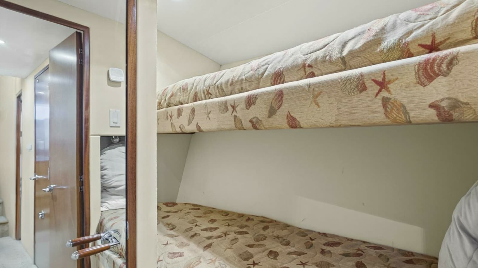 2008 60 Hatteras Blacksmith Forward Starboard Stateroom