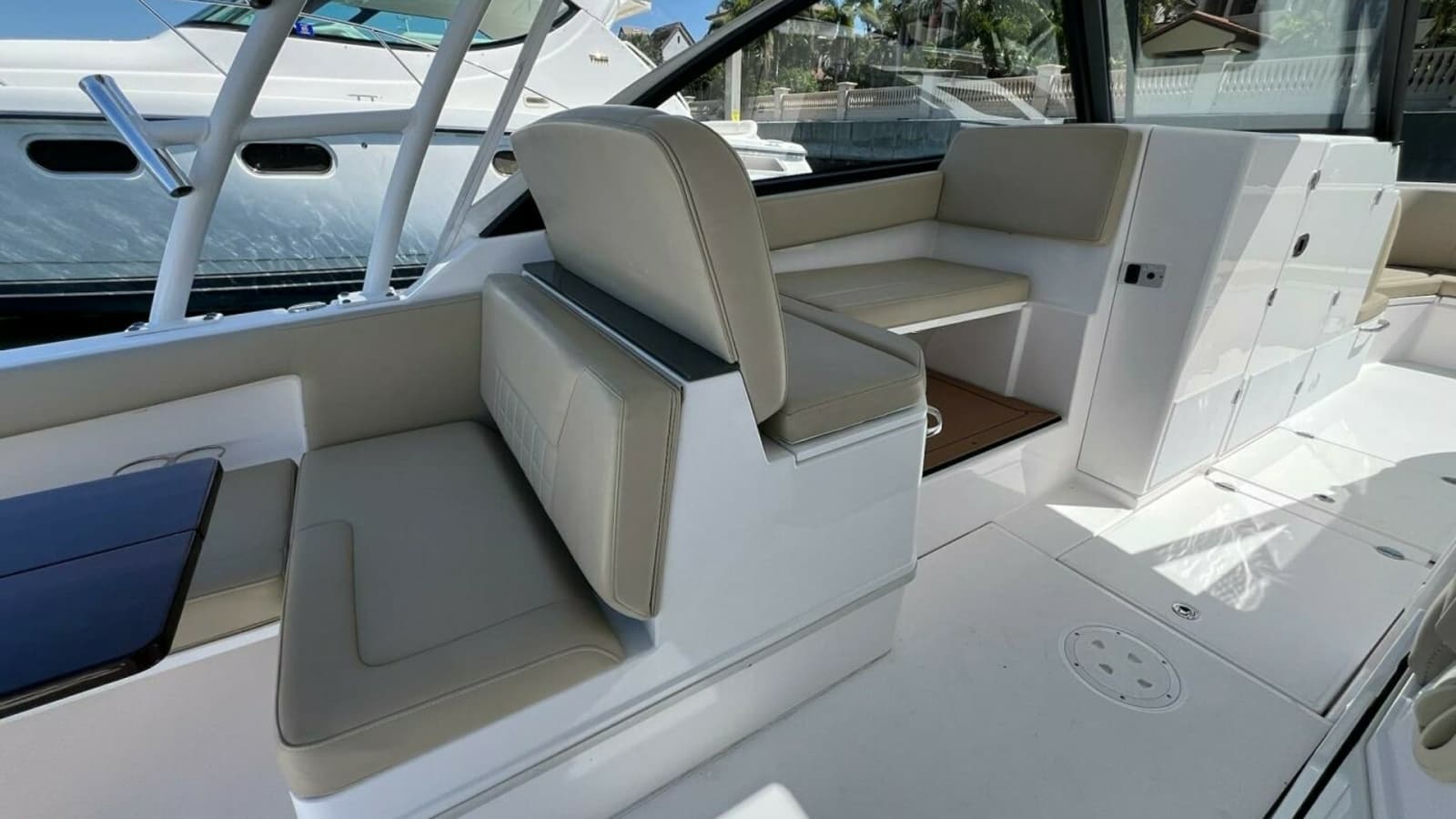 2019 Everglades 340 Dual Console- Helm Seating