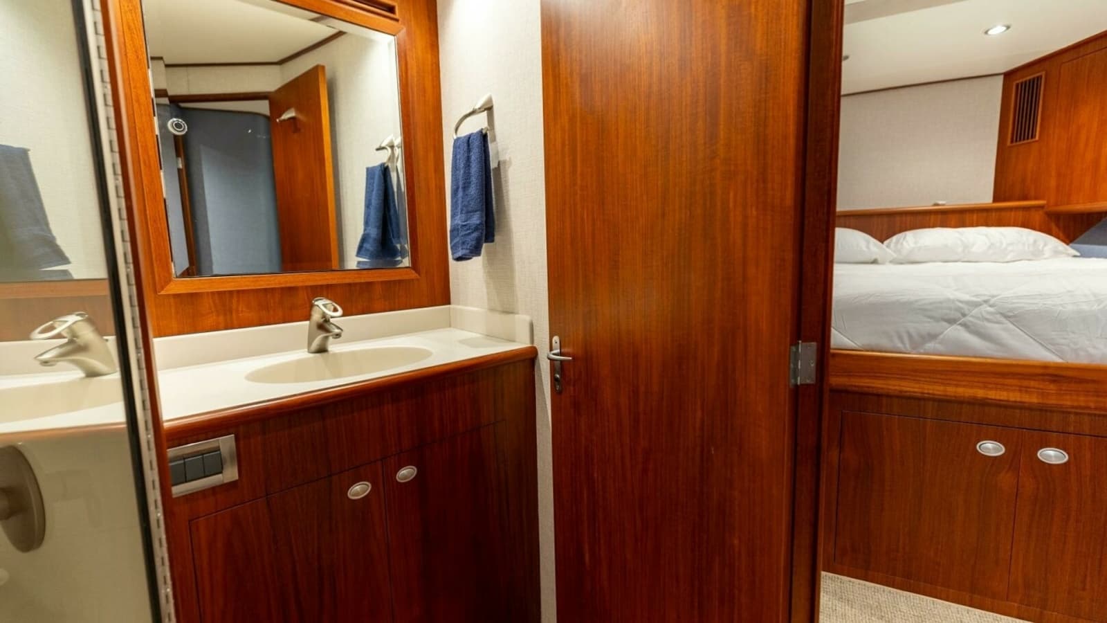 2006 Jim Smith 68 Convertible- Forward Stateroom Head