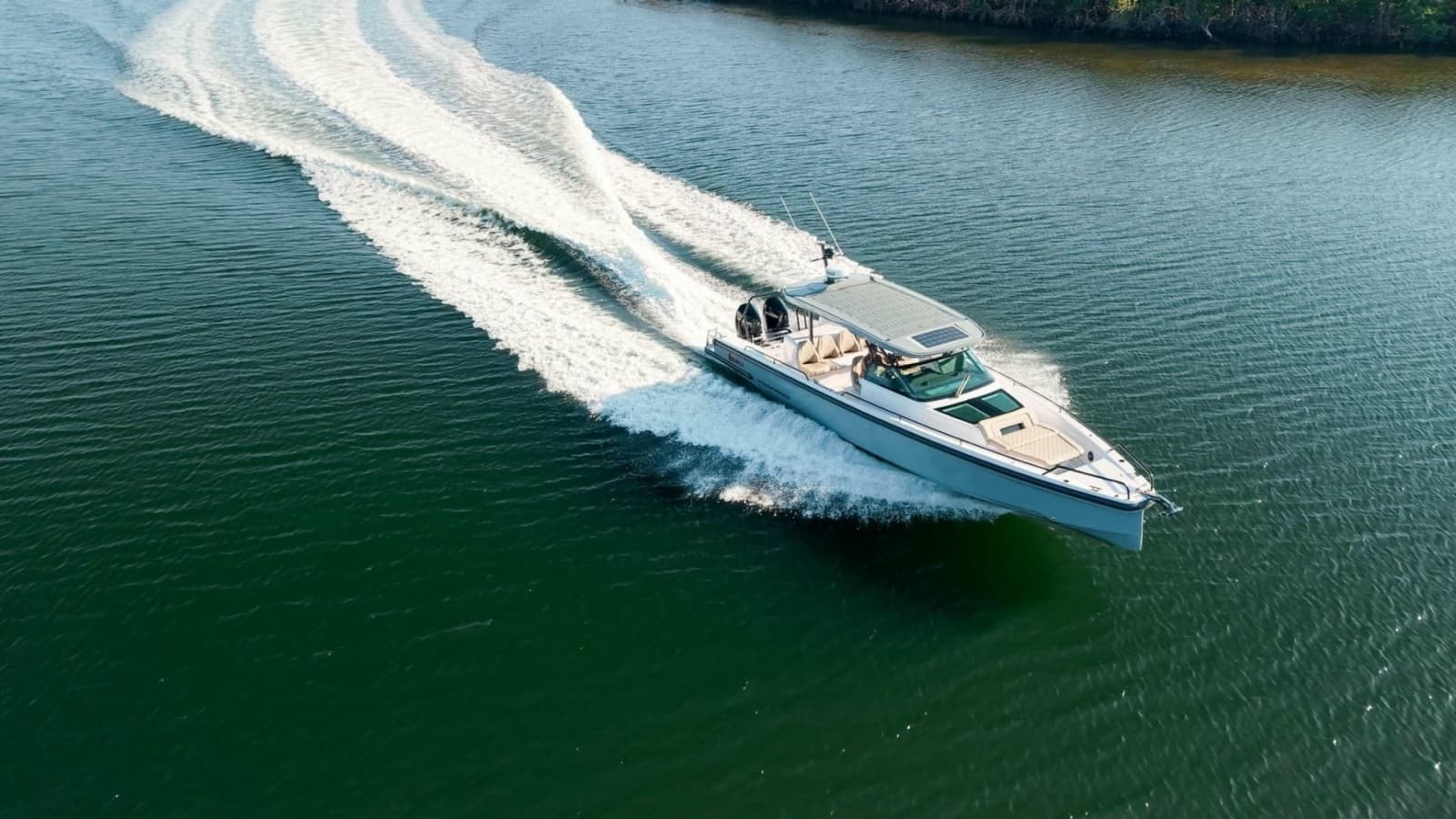 Axopar 37 - Exterior Profile