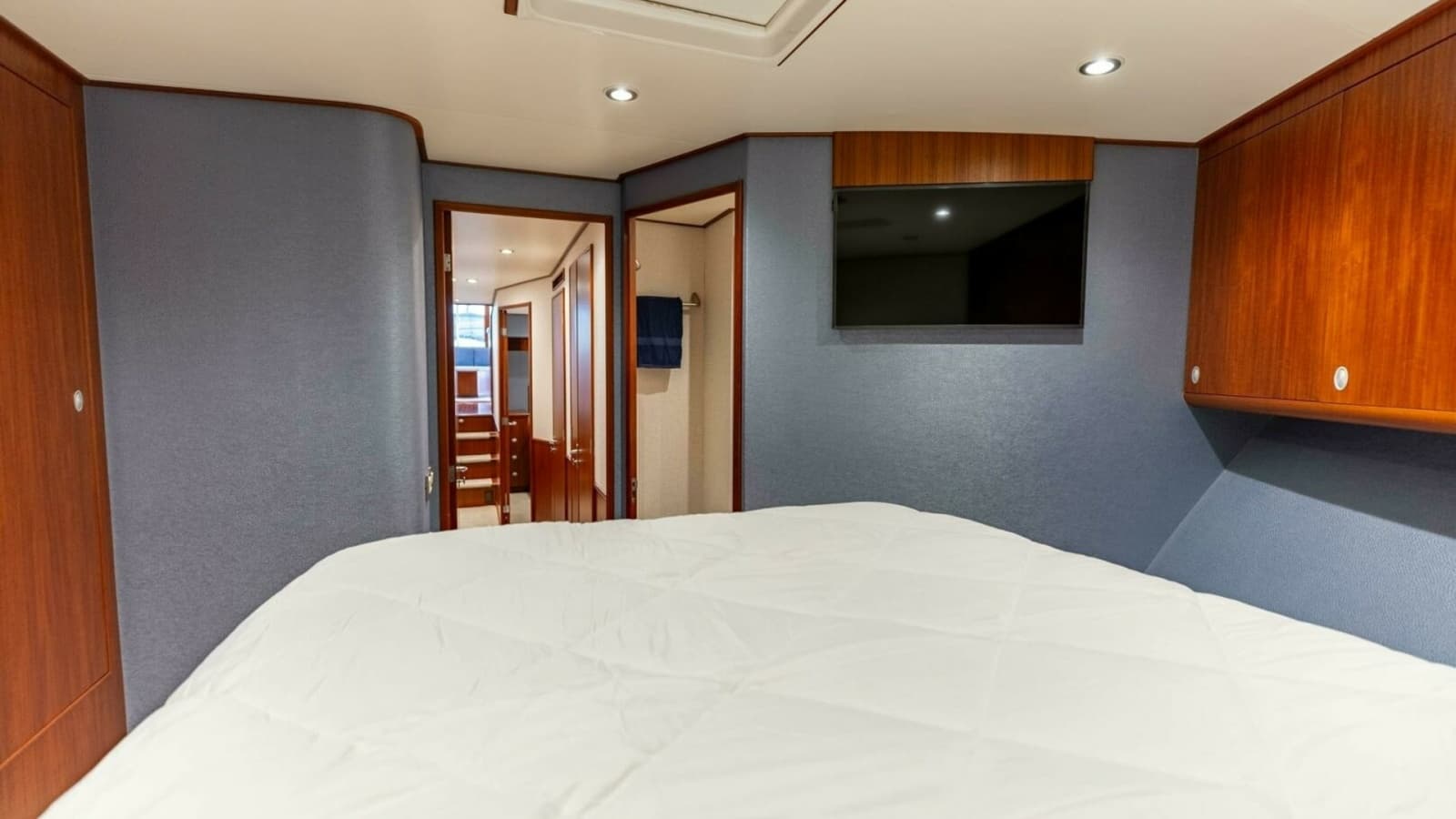 2006 Jim Smith 68 Convertible- Forward Stateroom