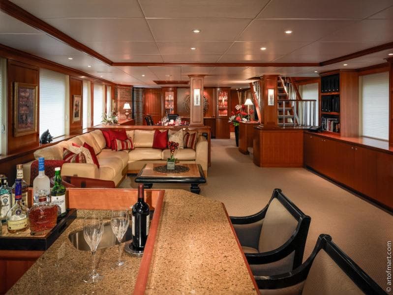 Main Salon / Bar