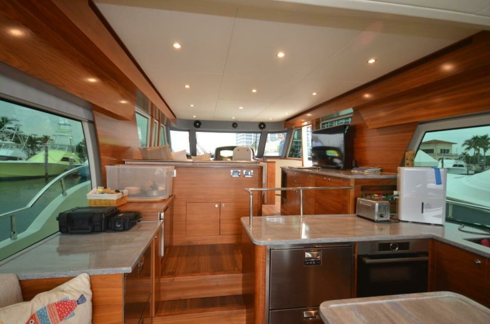 Outer Reef 62 SOUTH  PAWS - Salon Galley Helm