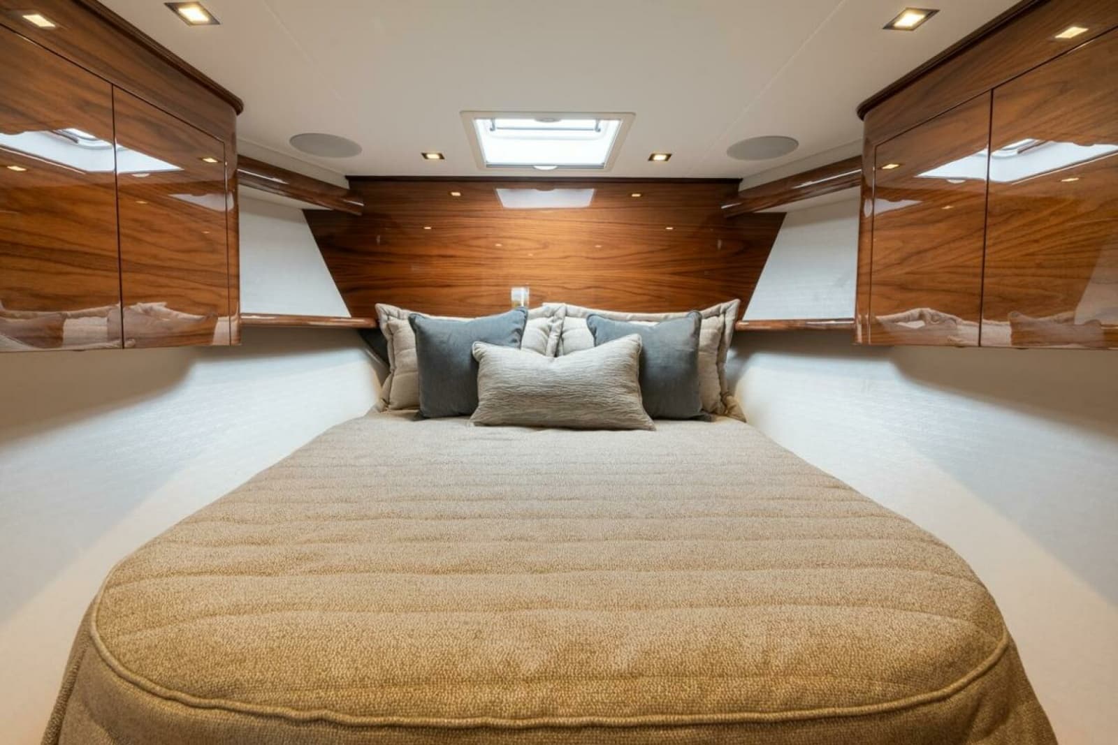 Viking 64 - Forward VIP Stateroom