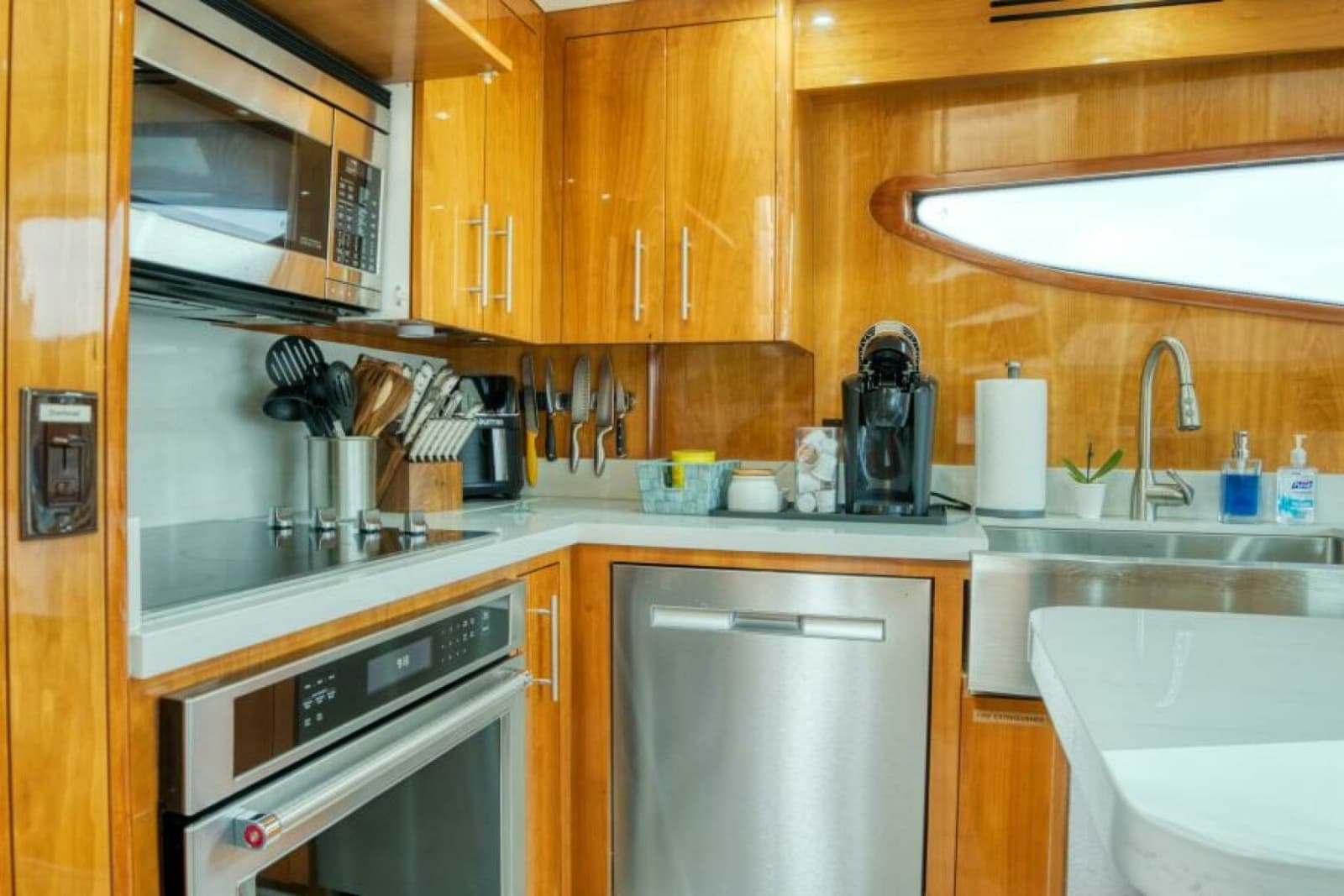 2007 Hatteras 80 Enclosed Bridge
