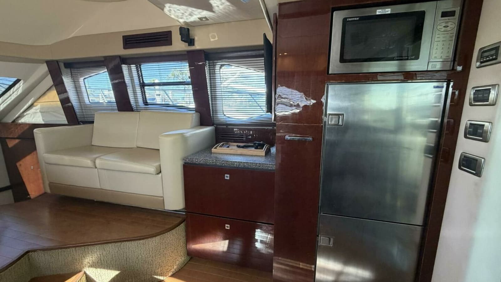 2008 Sea Ray 47 Sedan Bridge - Galley