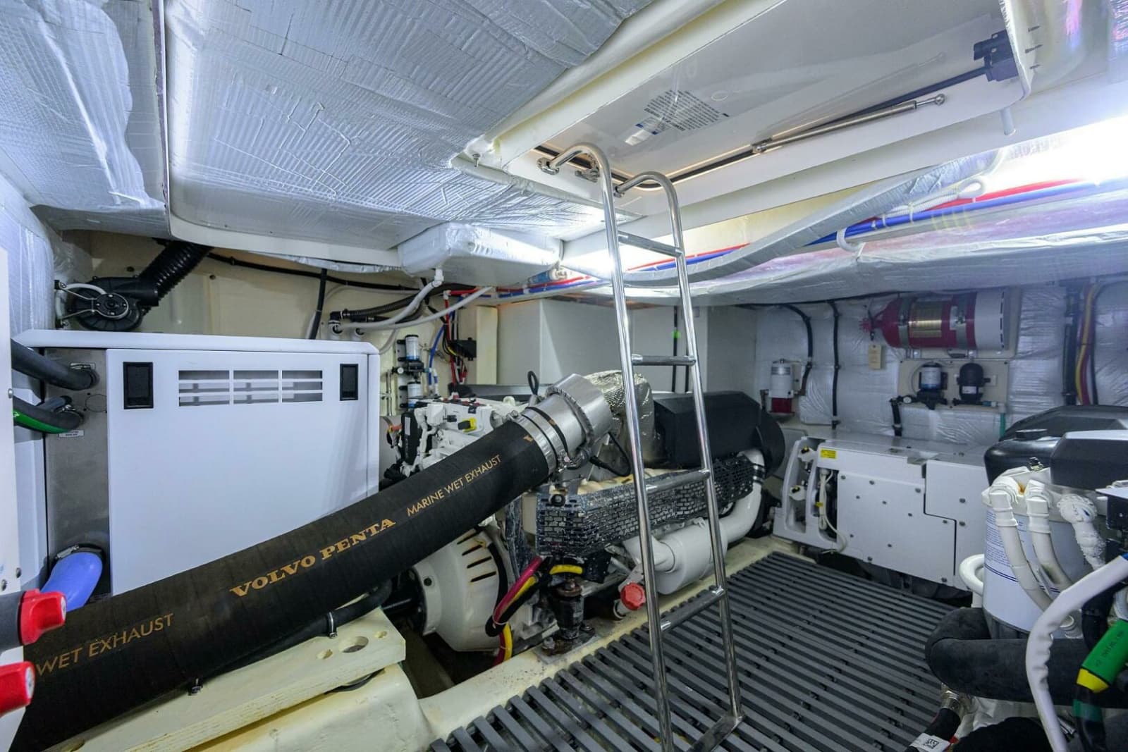 Tiara 49 DEBBIE'S DIAMOND - Engine Room
