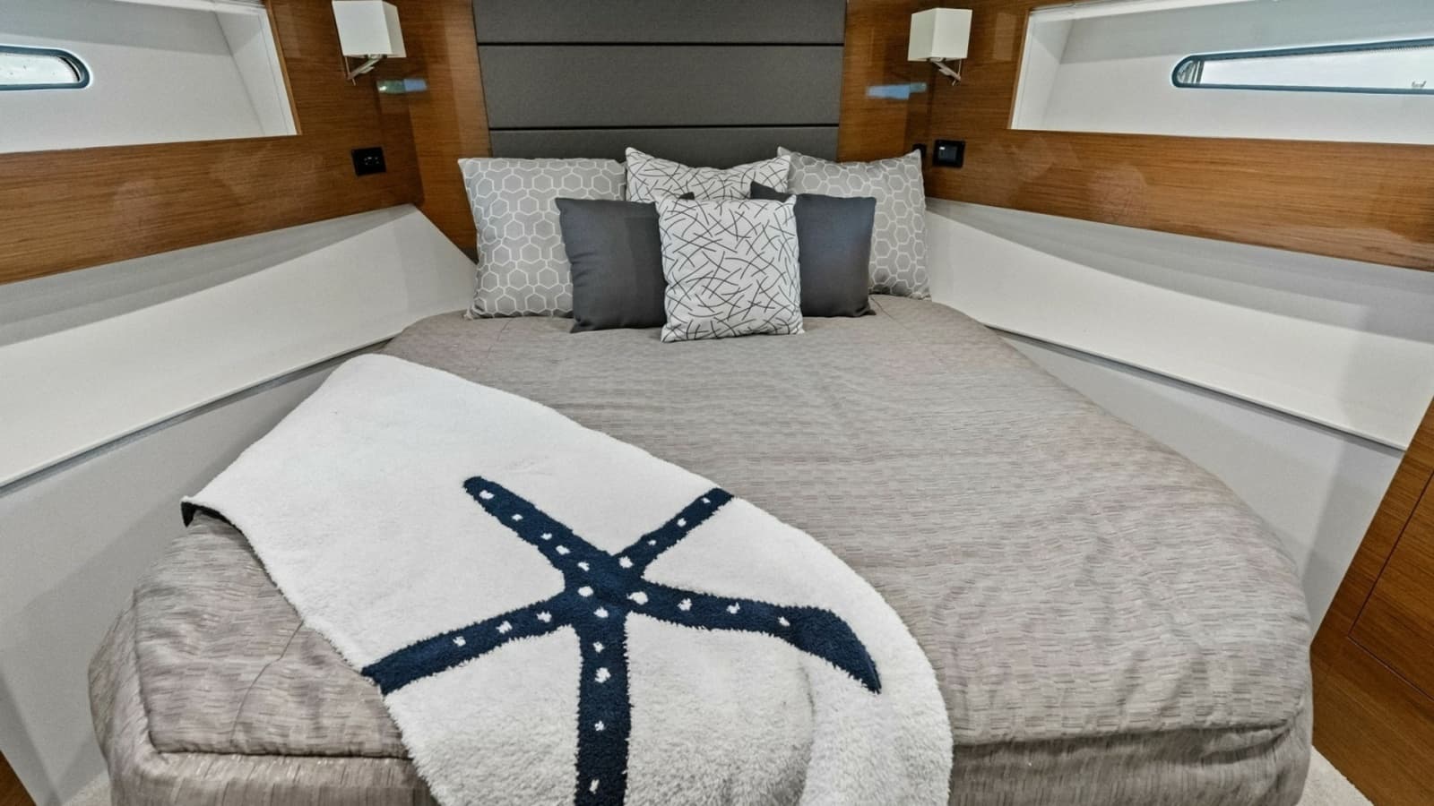 2019 Cruisers Yachts 42 Cantius 'Truly Ineffable'