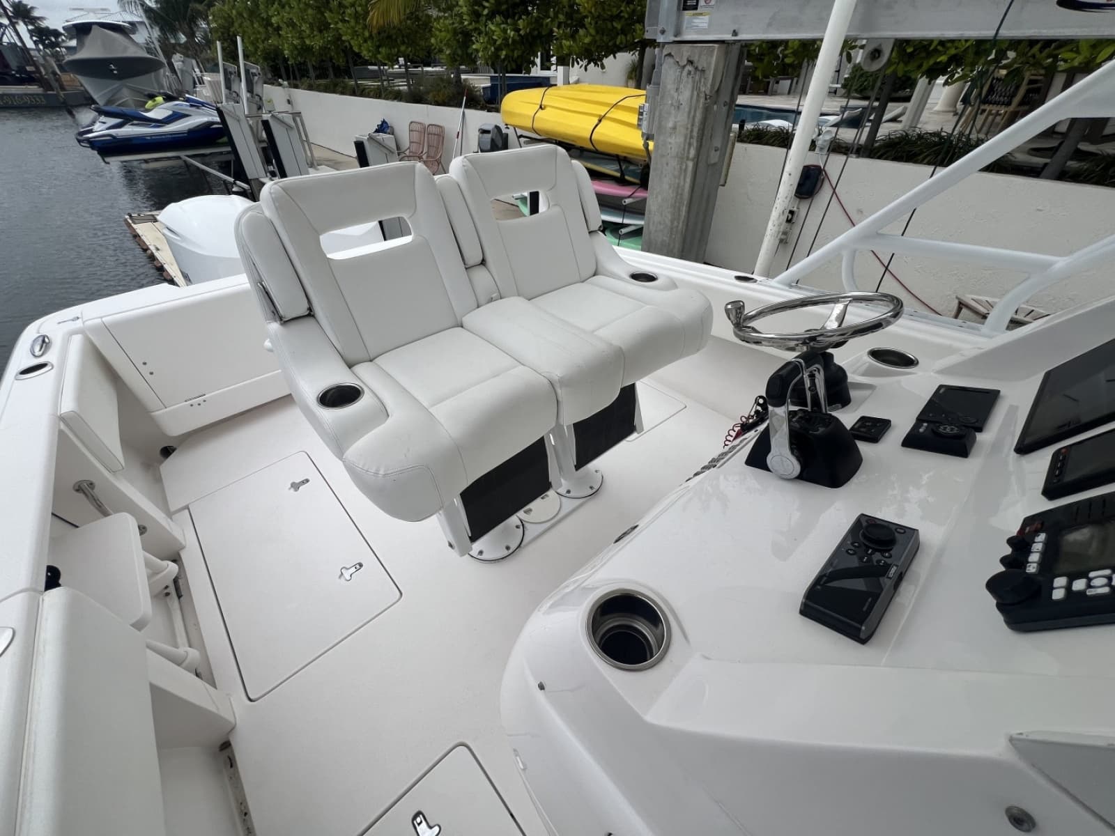 Intrepid 32 PATRICIA - Helm