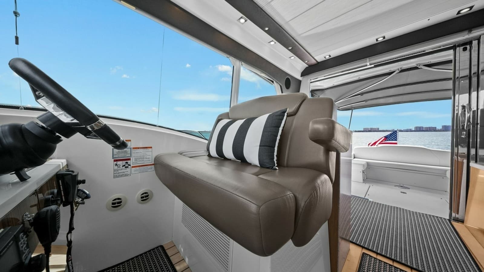 2014 Cruisers Yachts 48 Cantius