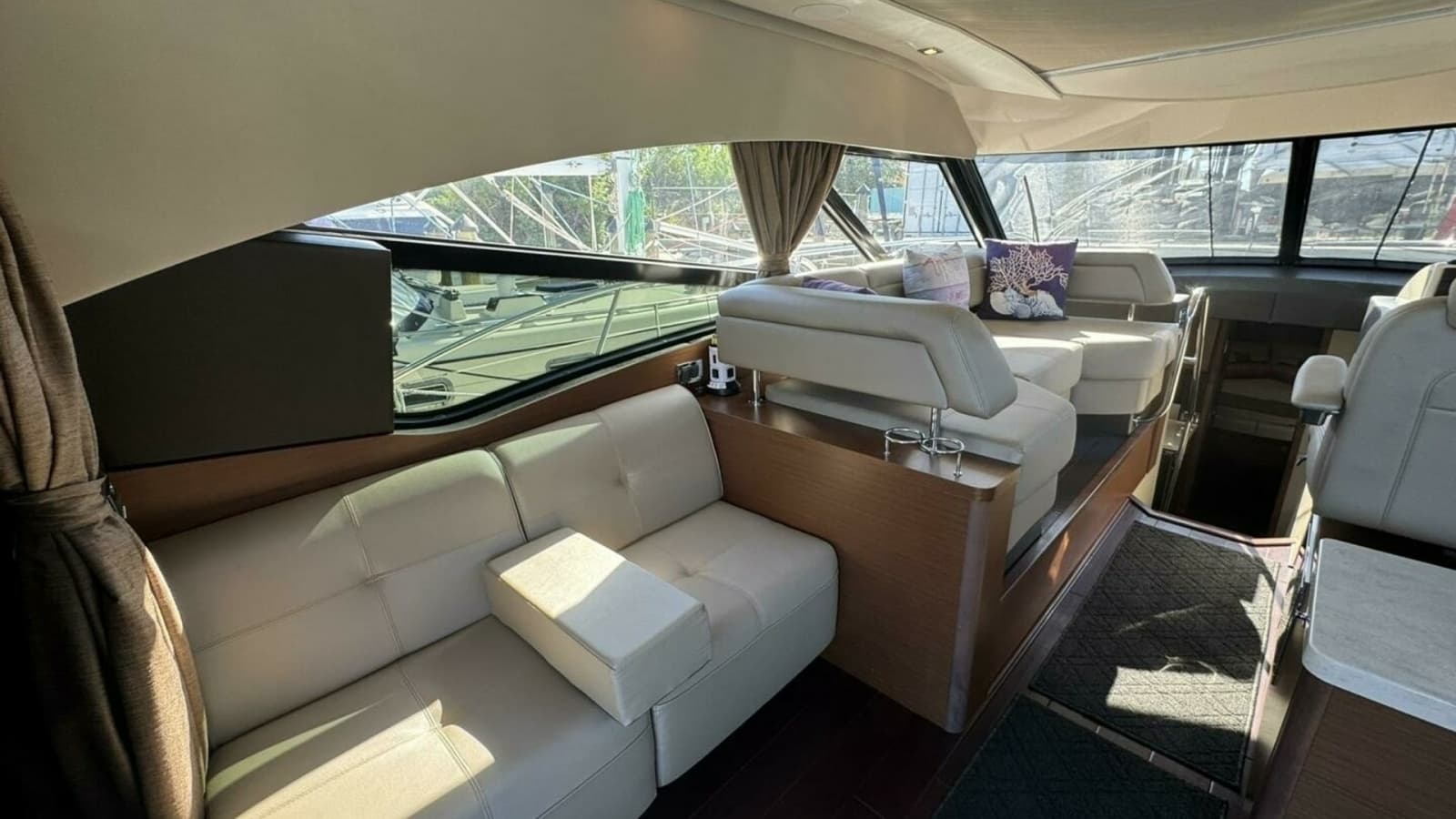 2016 Sea Ray 470 Sundancer 'Lopez Cove II' - Saloon