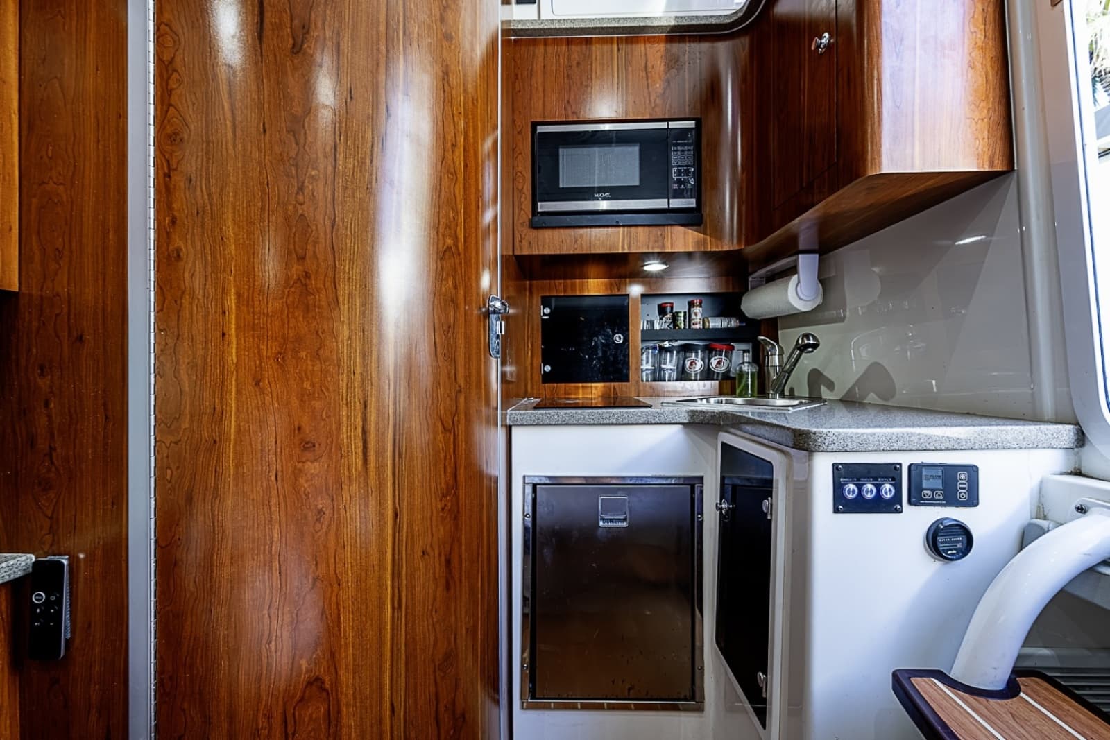 Regulator 41 BIG HIT - Interior Galley