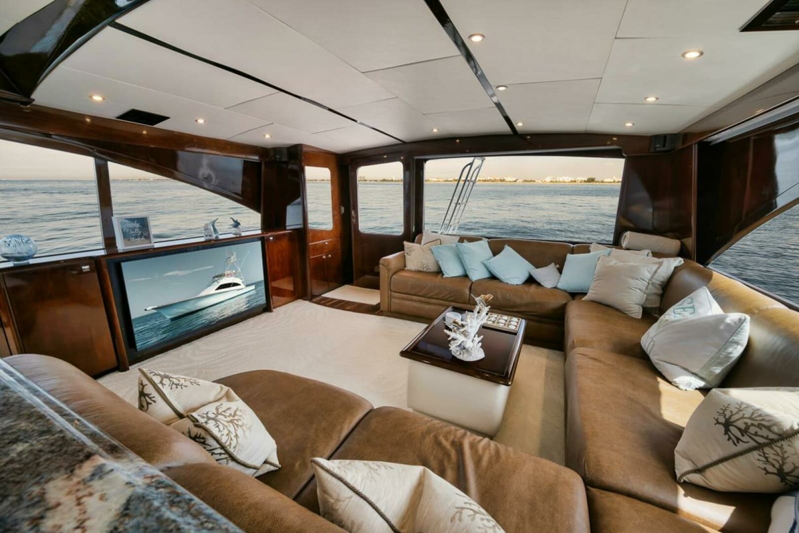 Ocean 73 UNCONQUERED - Salon