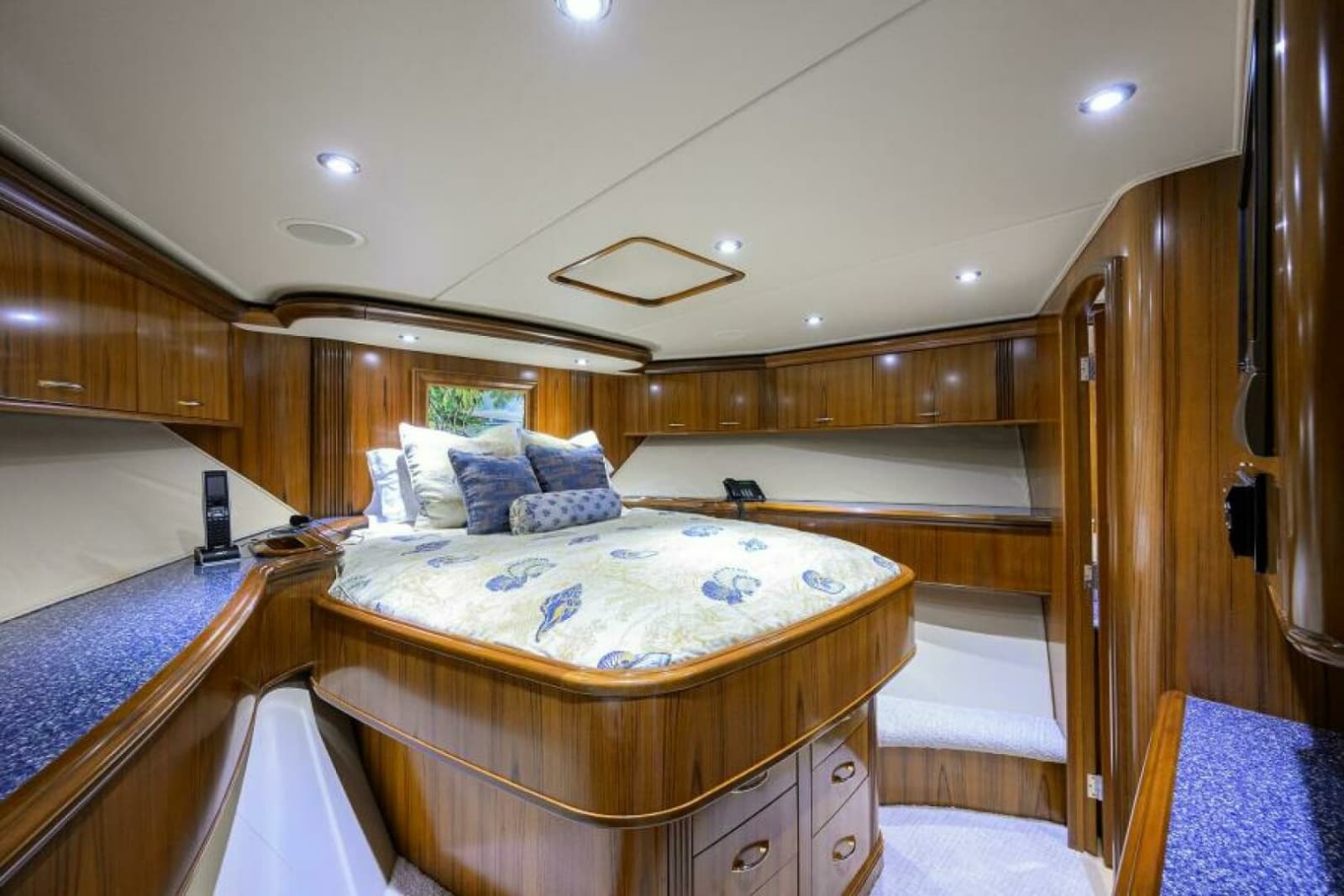2004 Sea Force IX 82 Enclosed Bridge