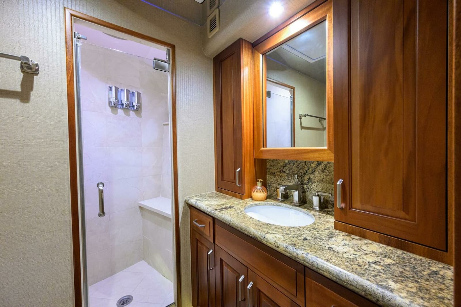 Hatteras 63 Reelin N Dealin - Interior Master Stateroom Head