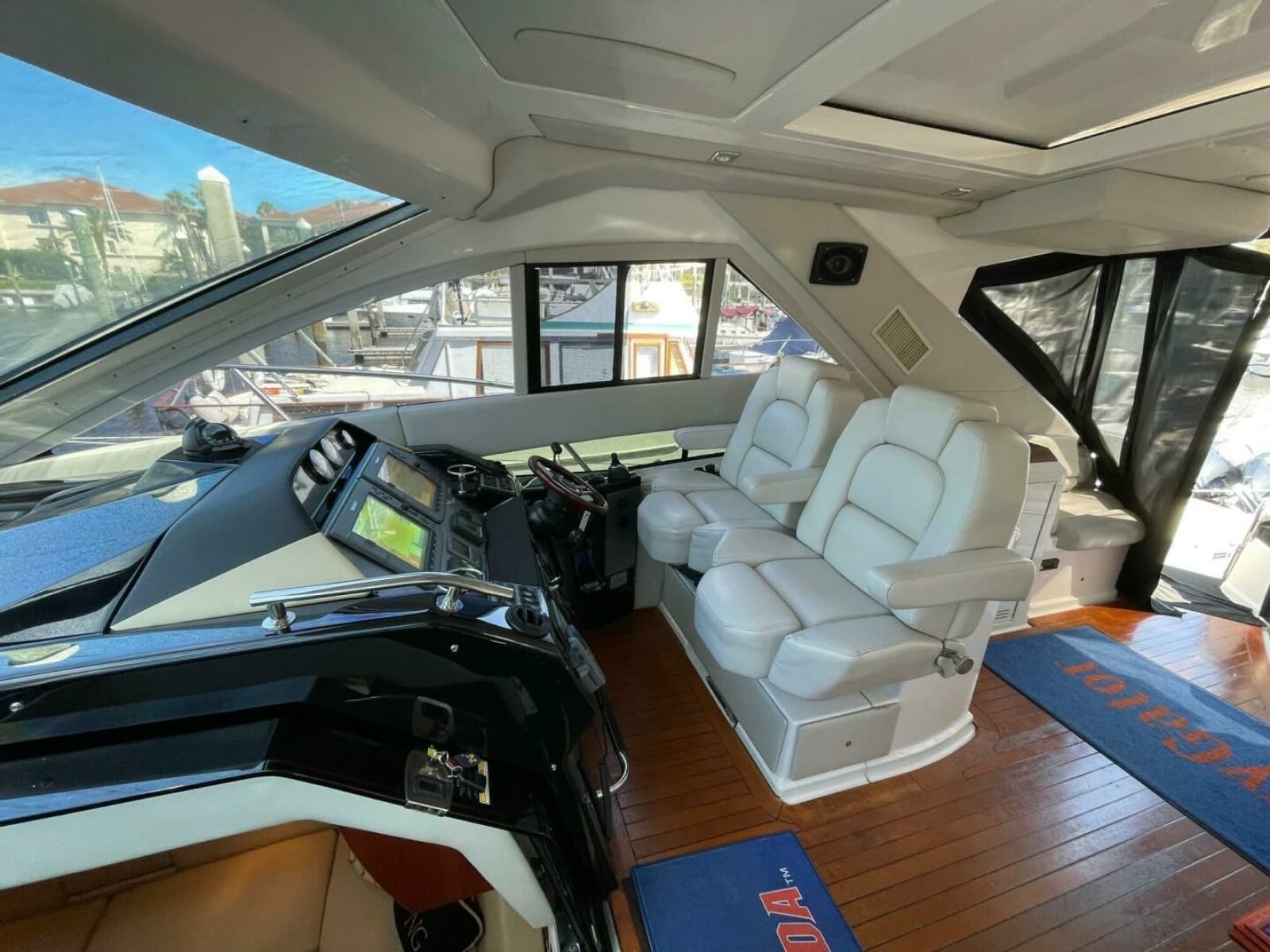 Regal 52 Sport Coupe - Helm Deck