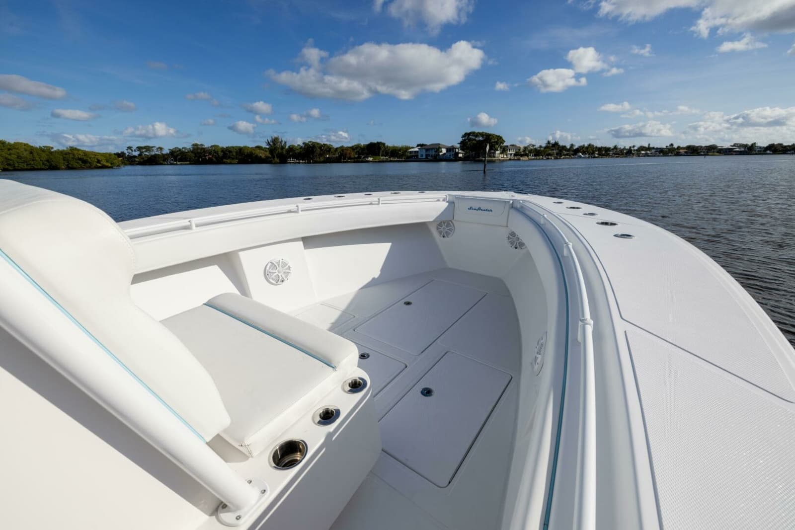 SeaHunter 33 Bloodline - Exterior Bow
