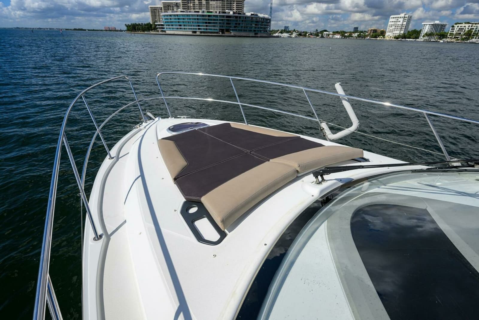 Beneteau 38 GT - Bow