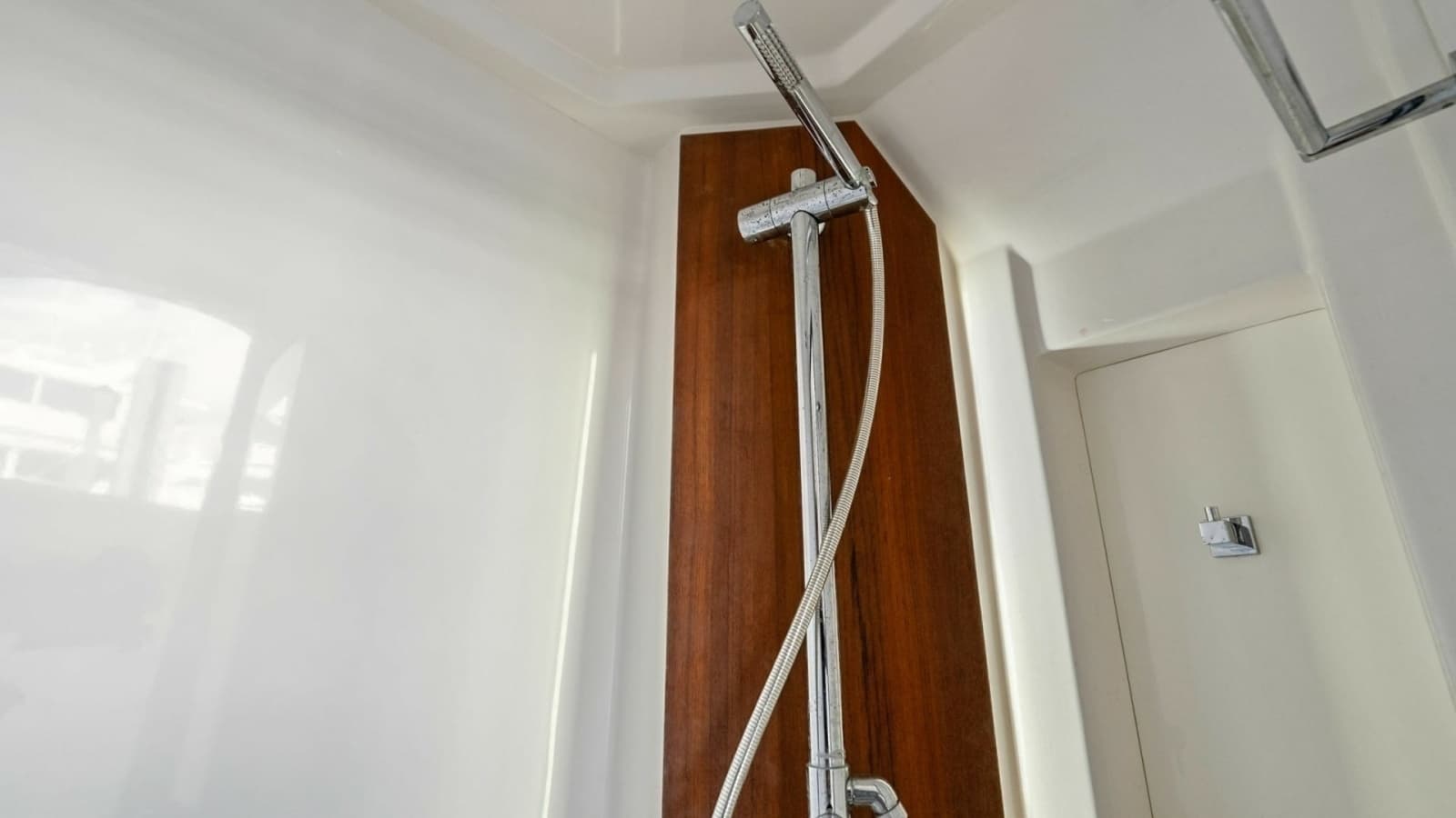 2020 Jupiter 43 SF MENACE Shower