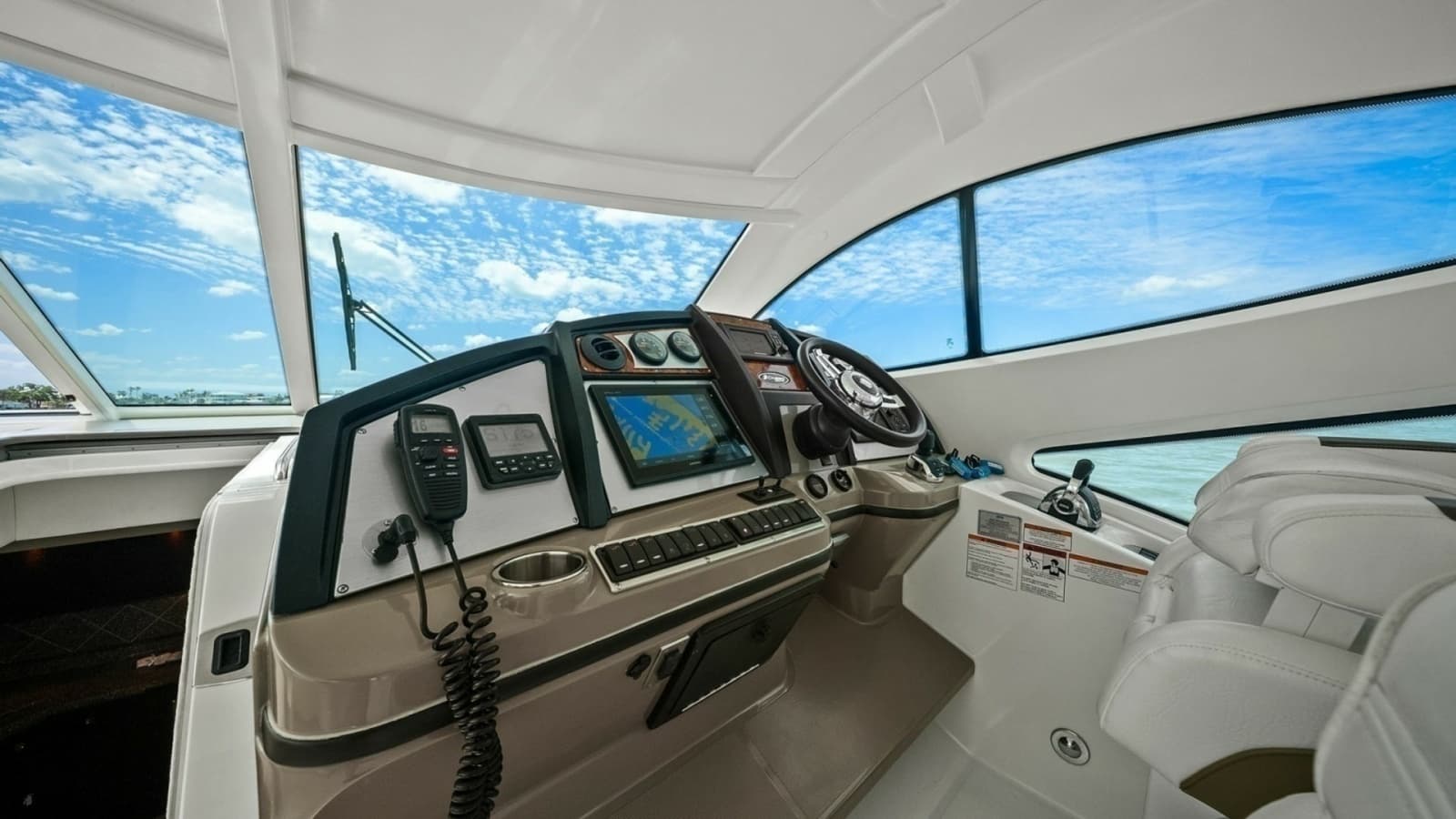 2012 Cruiser Yachts 54 Cantius - Helm