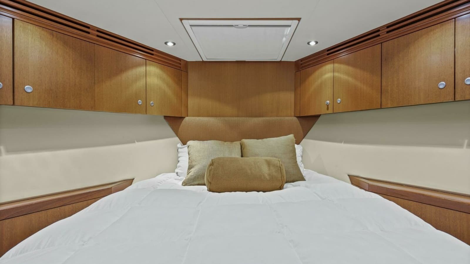 2008 60 Hatteras Blacksmith Forward Stateroom