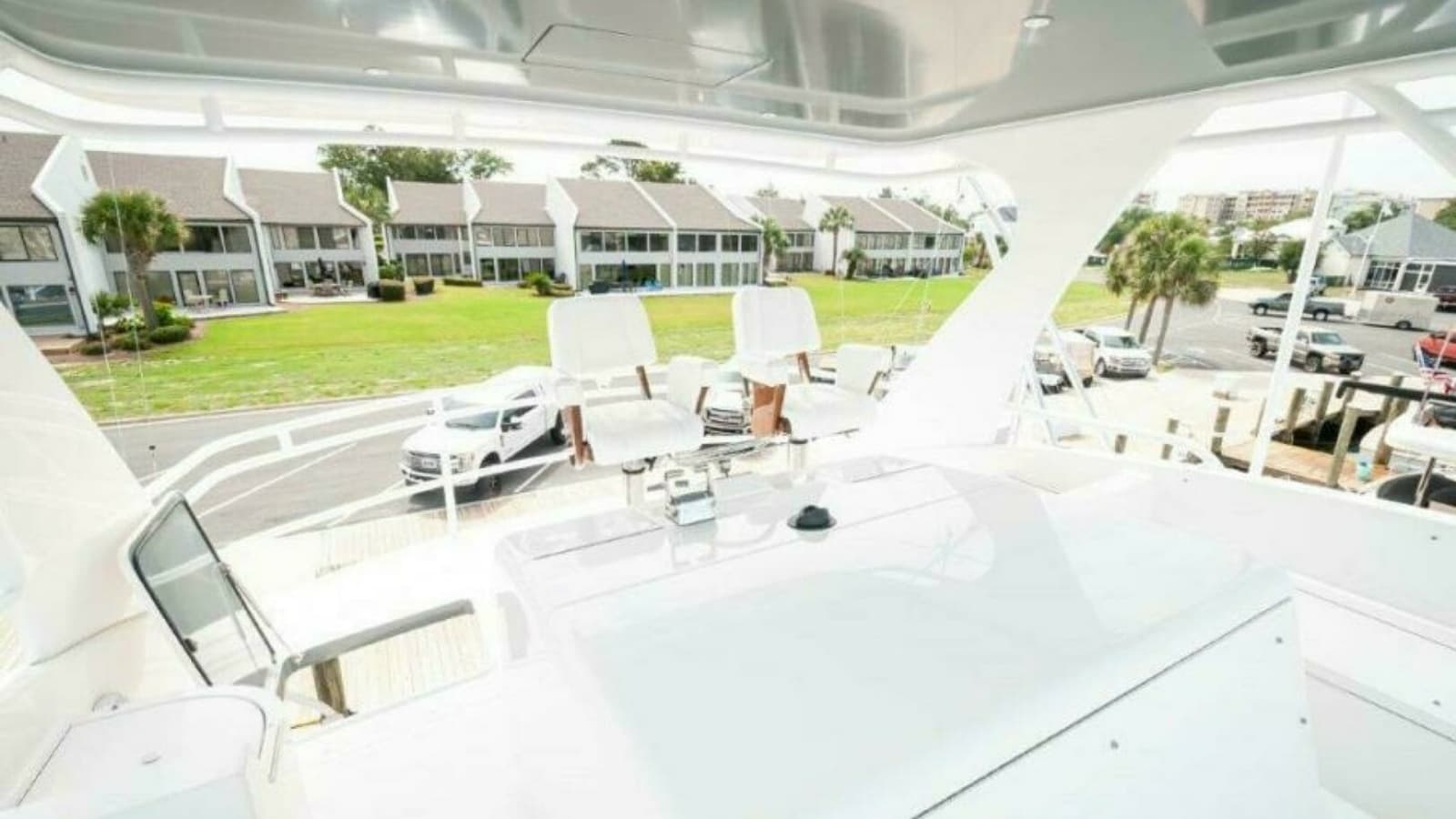 2012 76 Viking Sky Bridge Barefoot Drive Skybridge (1)