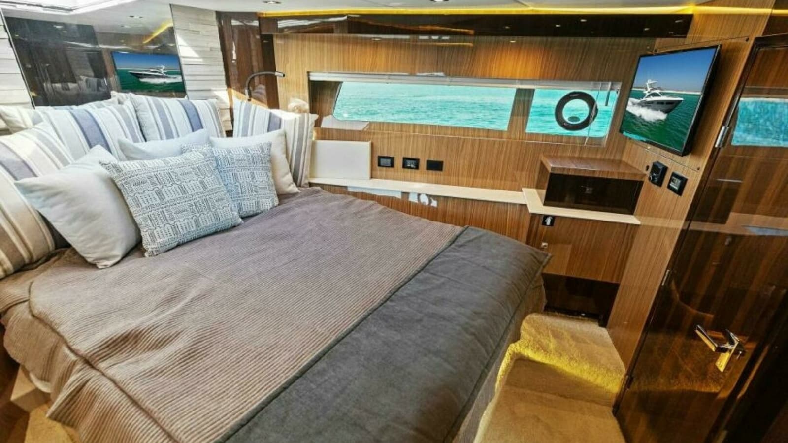 2023 Cruisers Yachts 60 Cantius Fly- VIP Stateroom