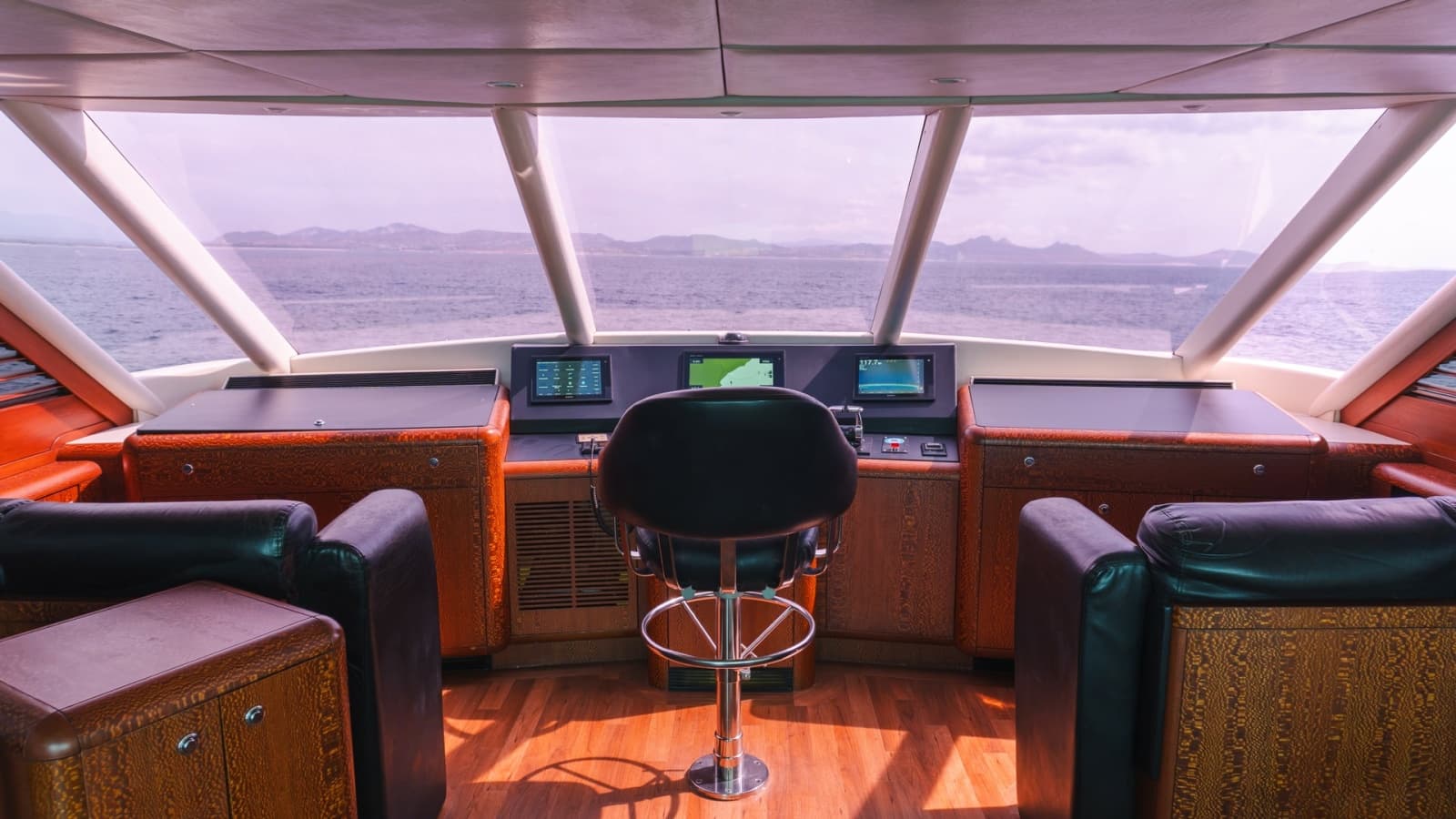 Enclosed Bridge Helm Station
