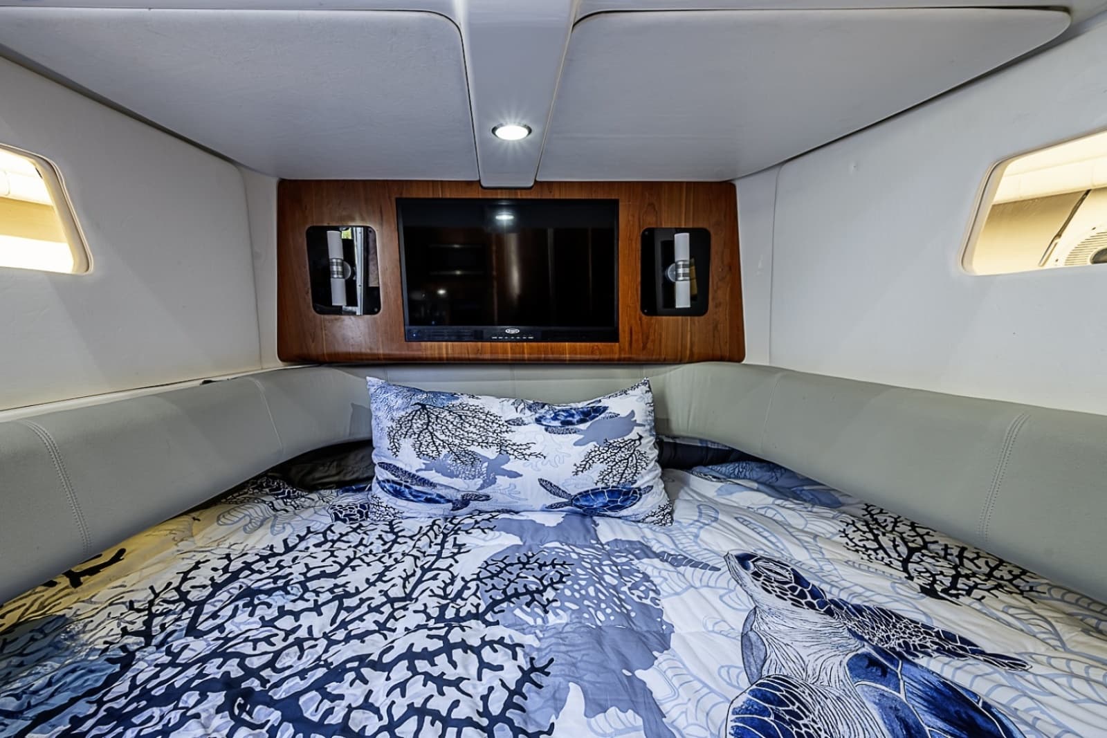 Regulator 41 BIG HIT - Interior Berth