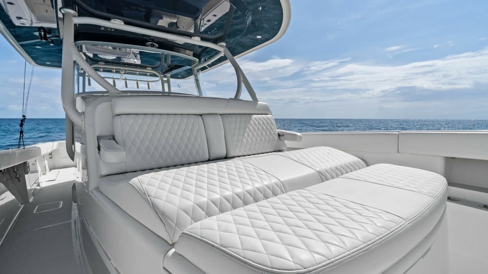 2020 Jupiter 43 SF MENACE Sun Lounge