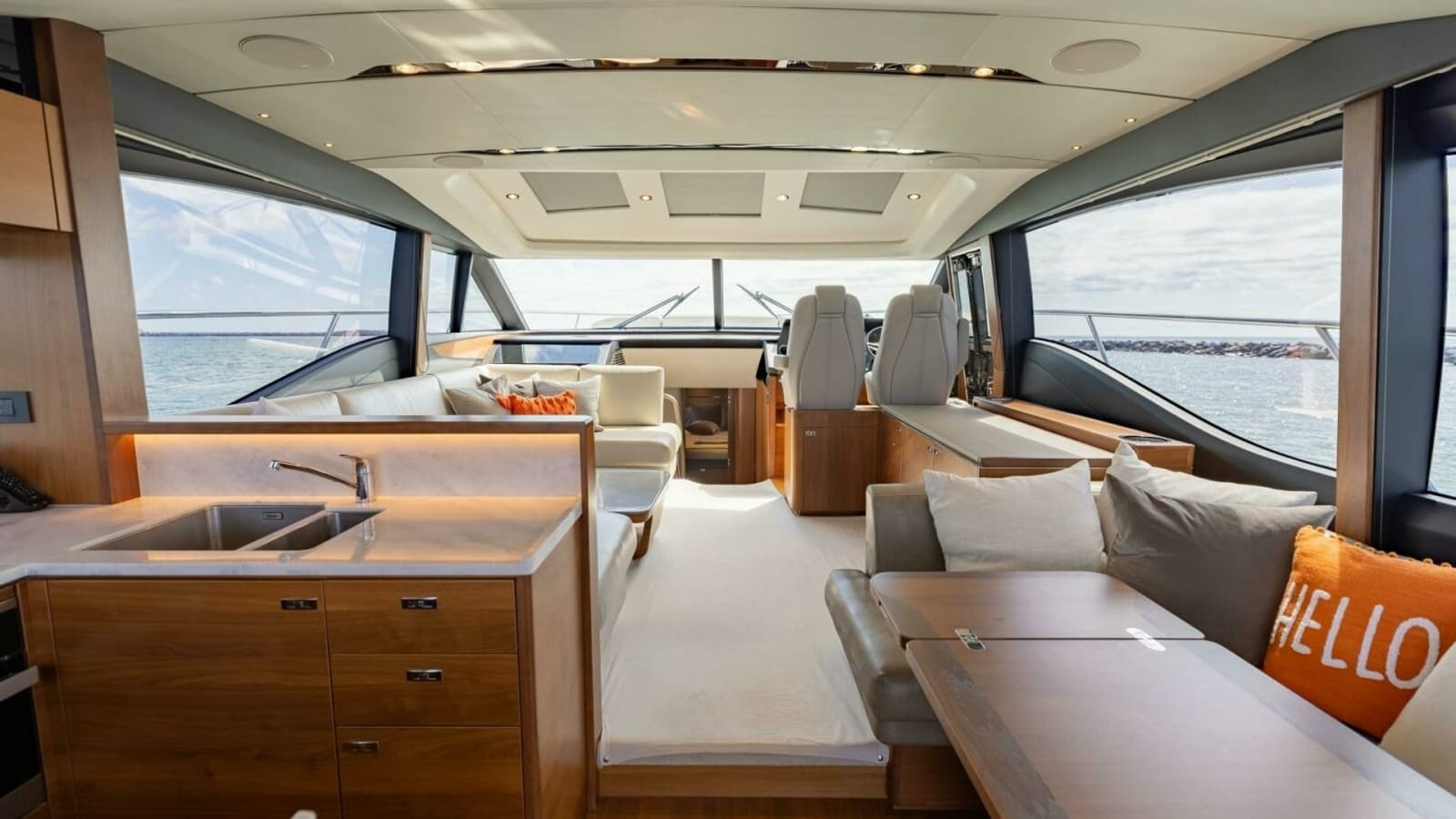 2019 Princess S65-CREWSZING- Salon