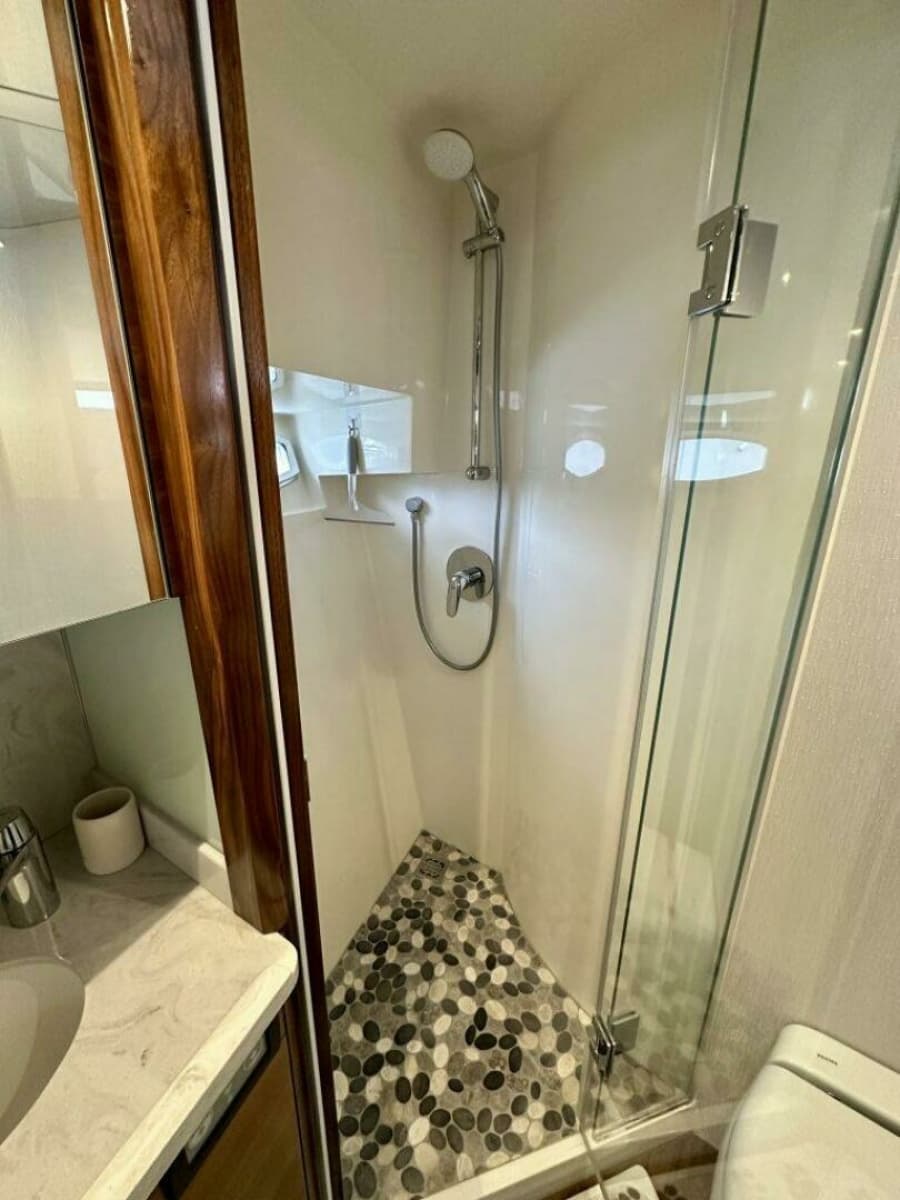 Outer Reef 62 SOUTH  PAWS - VIP Stateroom Ensuite Head