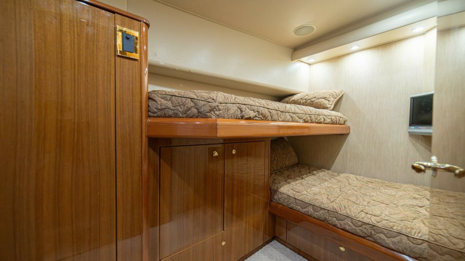 2006 Viking 56 "Scandaloso" - Berths
