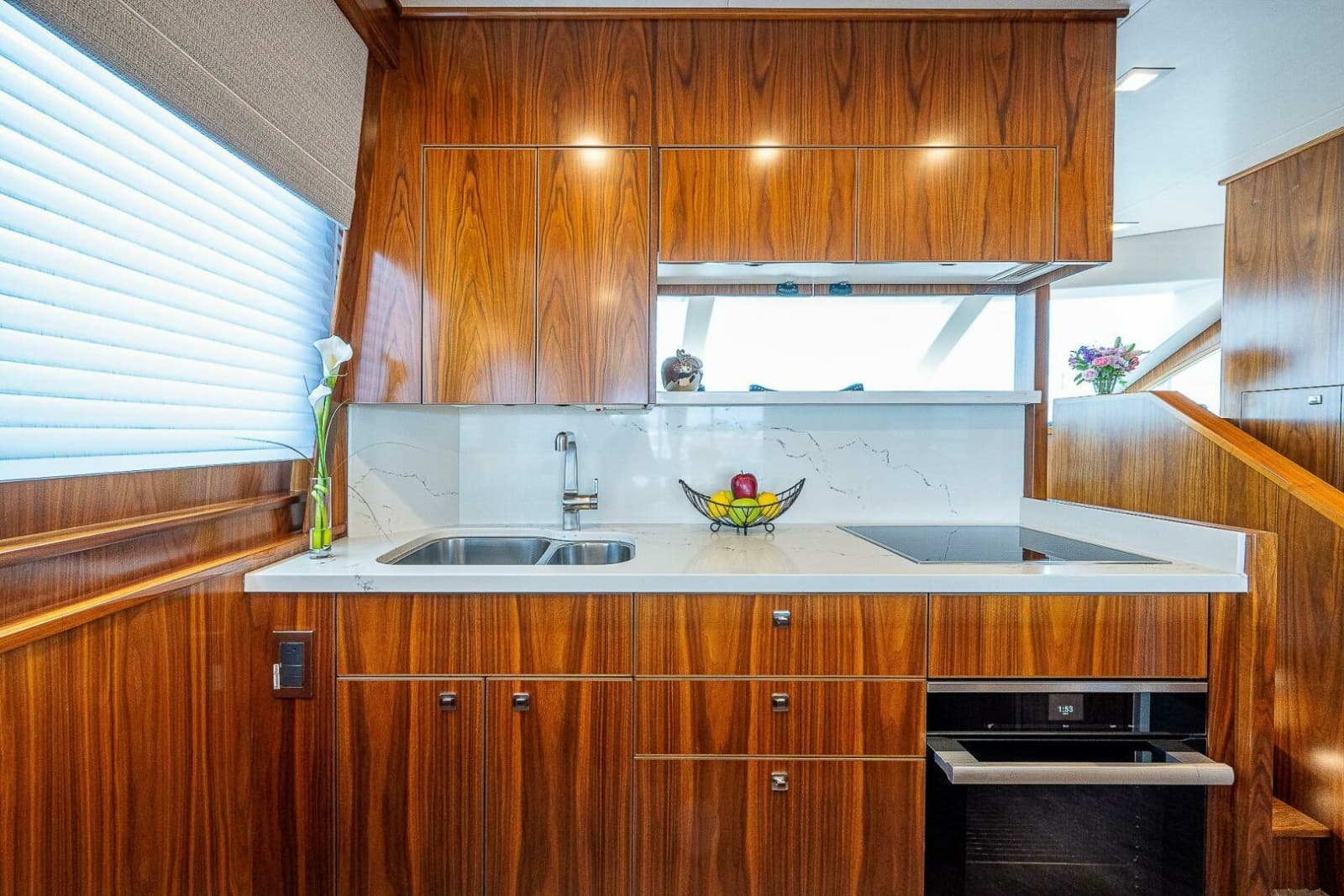 Viking 75 MIRAGE - Galley