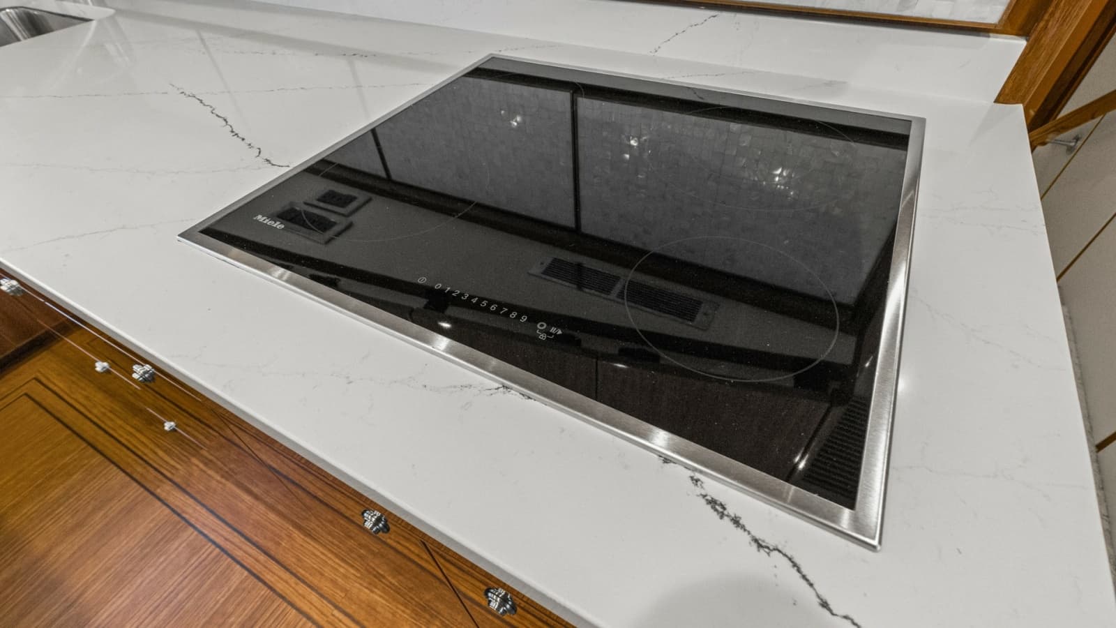 2022 Viking Convertible Cole Play Engine Galley (2)