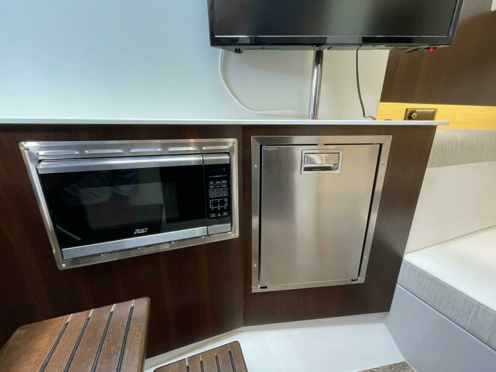 Cruisers Yachts 38 GLS -