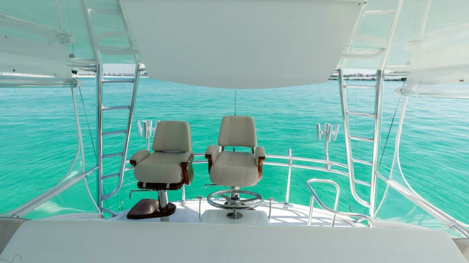 2016 Hatteras GT60 KNOT ON CALL Helm 3