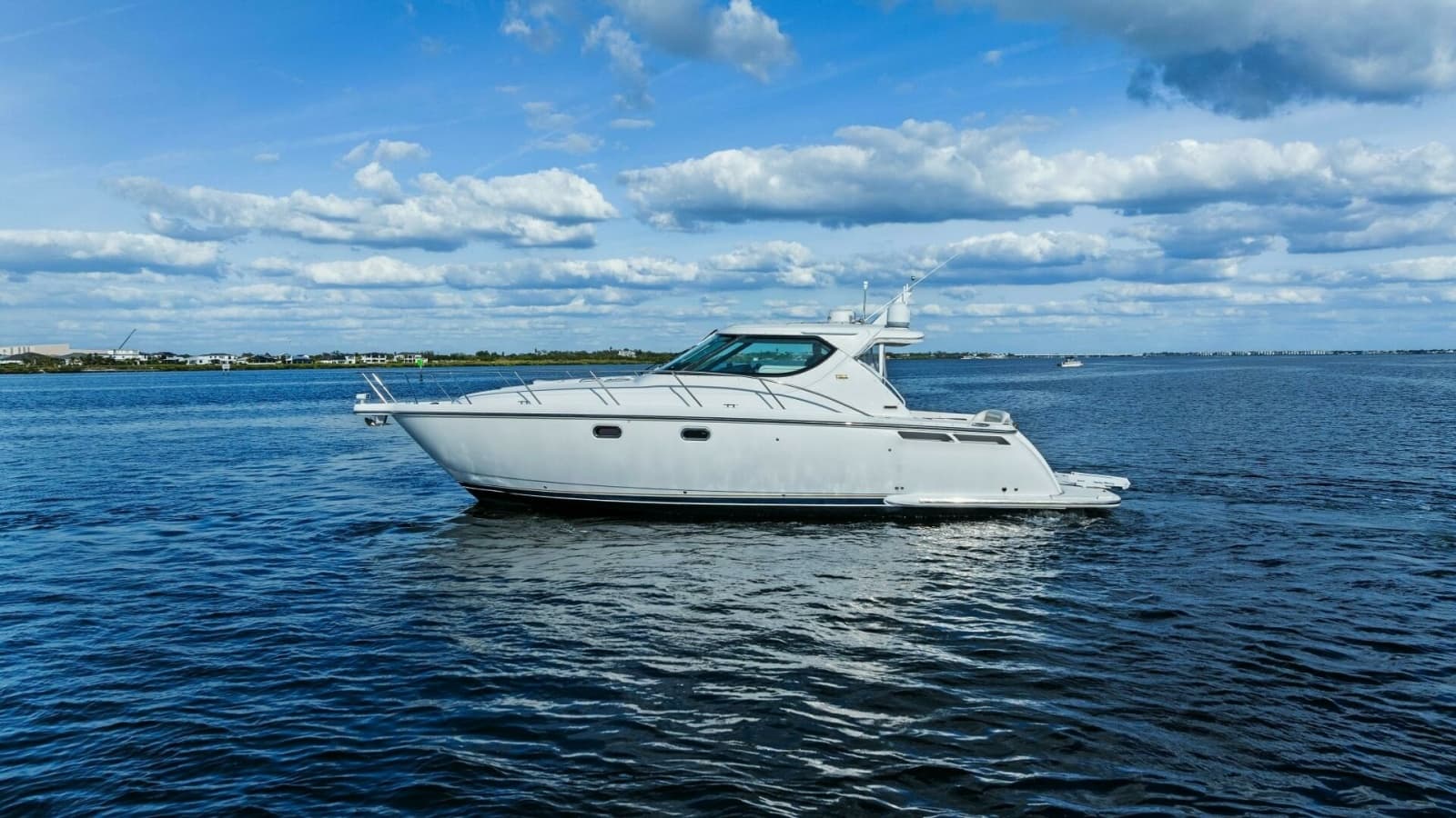 007 Tiara Yachts 4300 Sovran - Profile