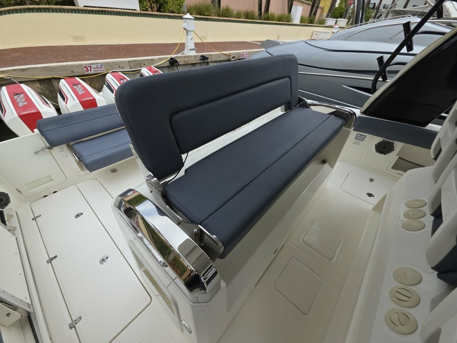 2021 Boston Whaler 420 Outrage BFT-Profile