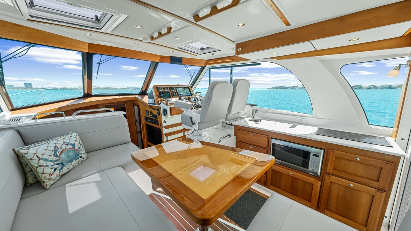Spacious Helm and Salon Area