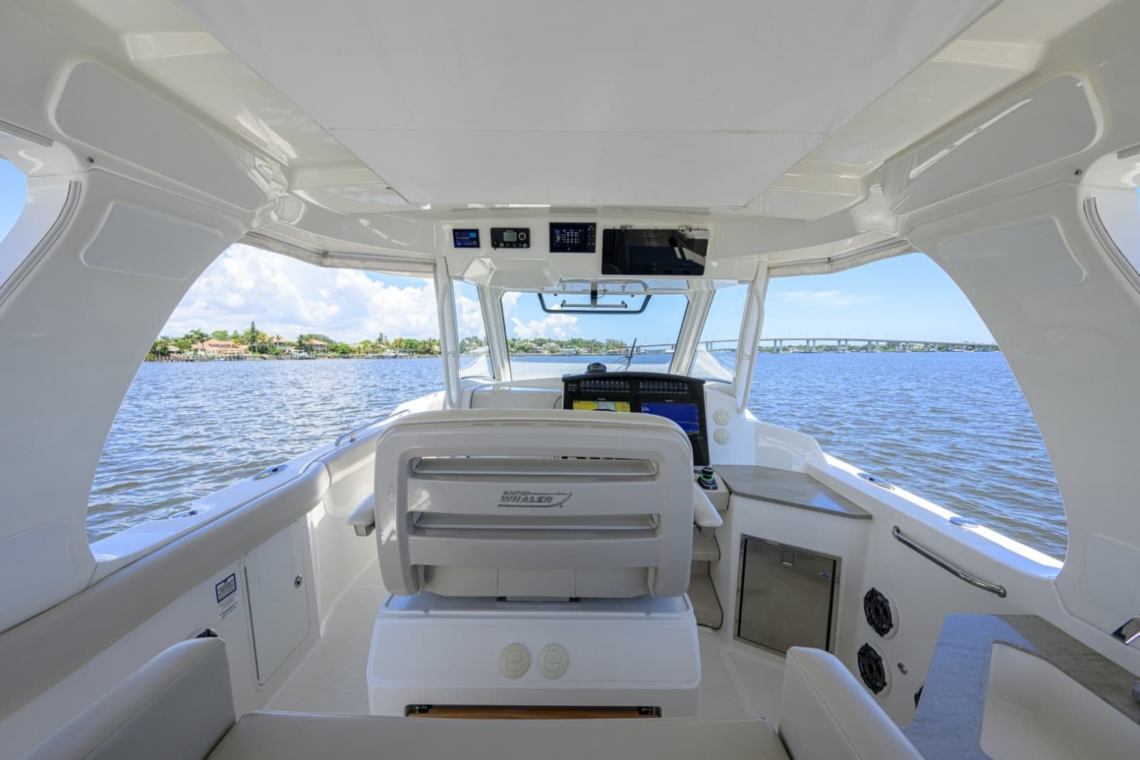 Boston Whaler 35 - DERRYN -  Helm